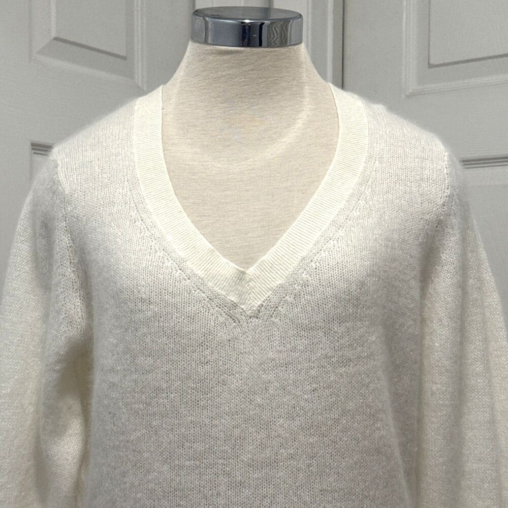 New BANANA REPUBLIC Womens 100% Angora Ivory Long Sleeve V-Neck Sweater Size XL - Picture 2 of 8